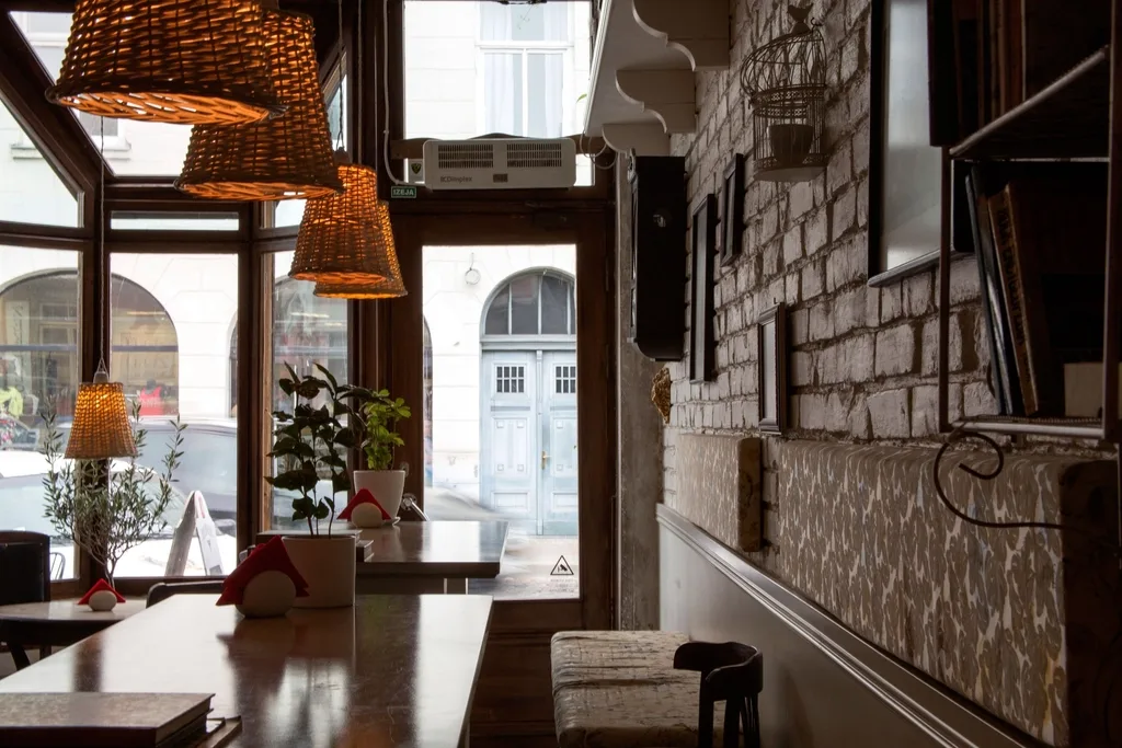 Intérieur chaleureux d’un café