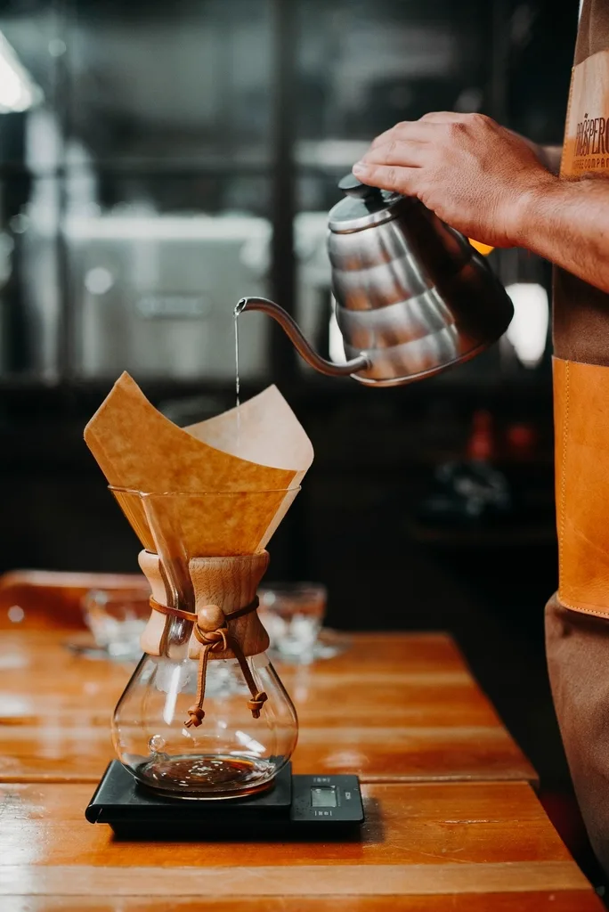 Barista qui prépare un café filtre